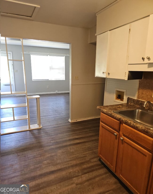 Building Photo - 6494 Lower Dixie Lake Rd