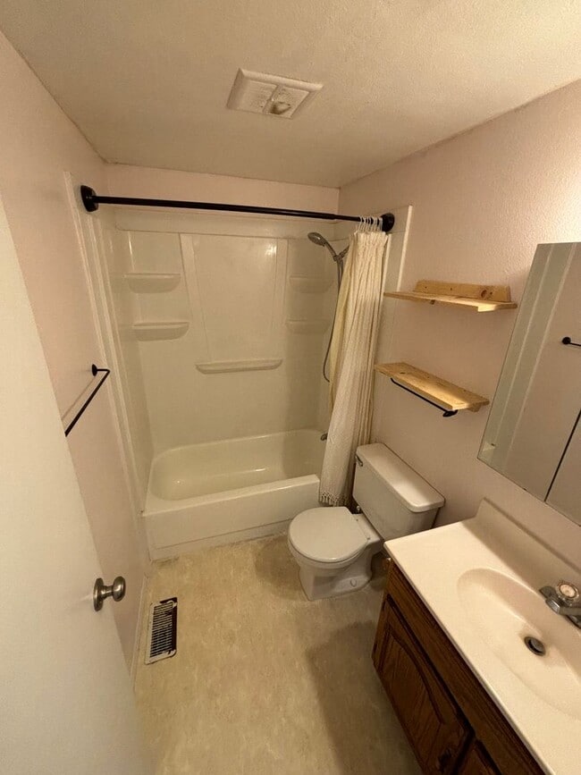Building Photo - 2 bedroom duplex / Washer& Dryer in unit / Fuel included
