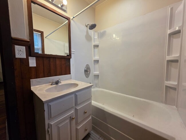 Building Photo - Charming 2 Bedroom 1 Bath Single Family Home-Available Now!