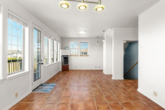Building Photo - 1140 Ocean Shores Blvd SW
