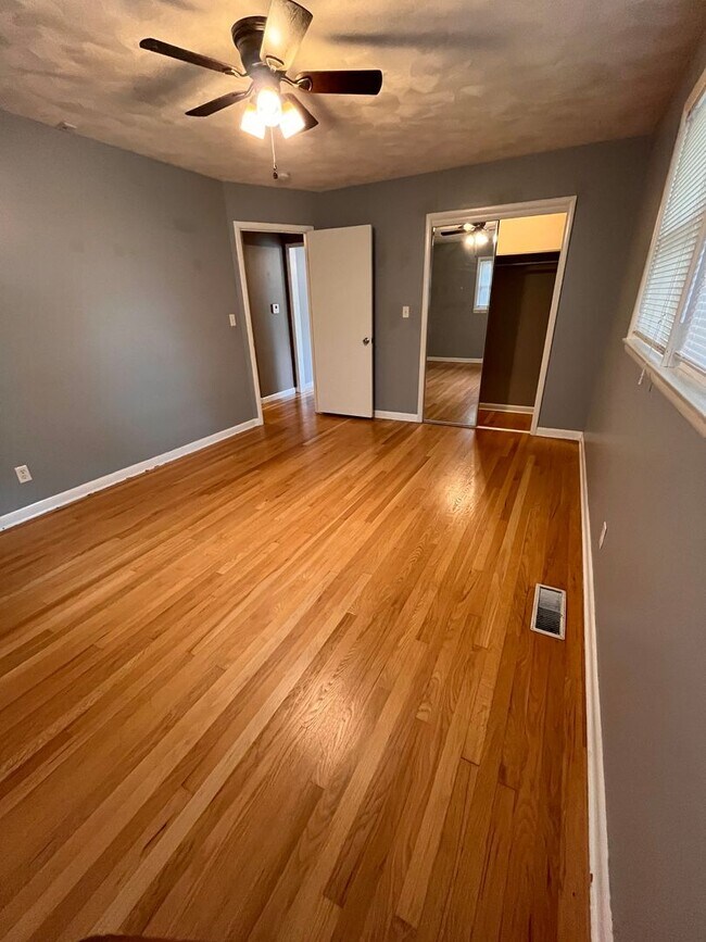 Building Photo - Upgraded 3 bed 2 bath large backyard