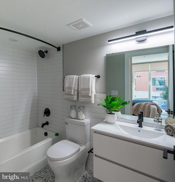 Building Photo - 6604 Ridge Ave