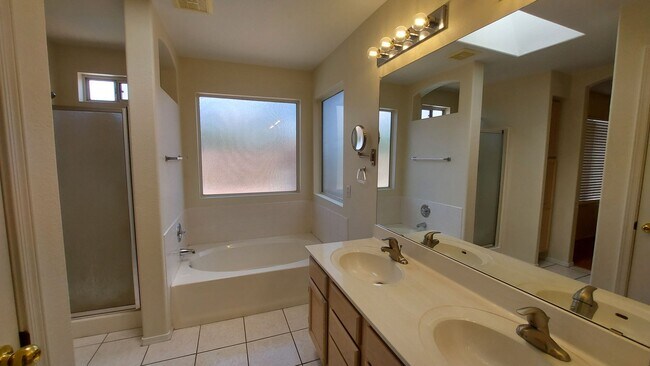 Building Photo - TERRIFIC FOUR BEDROOM PEORIA HOME WITH A POOL!