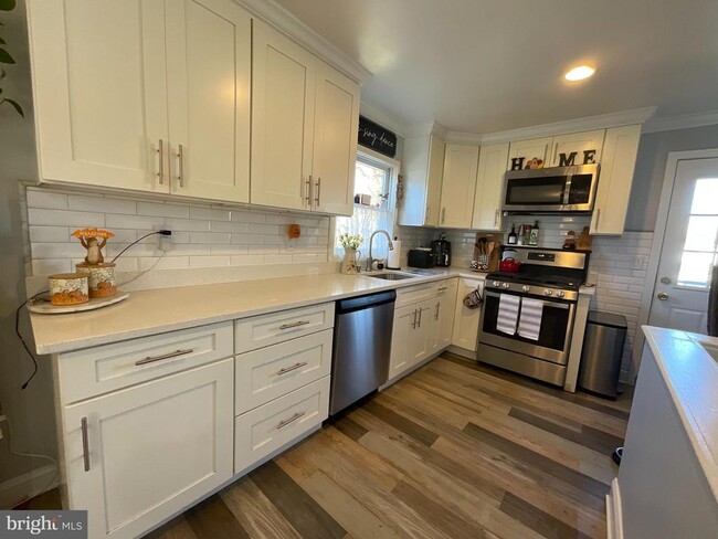 Building Photo - 6822 Donahue Ct