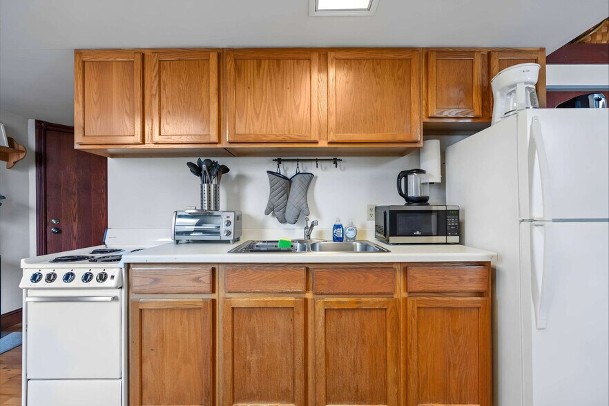 Building Photo - 402 W Dayton St