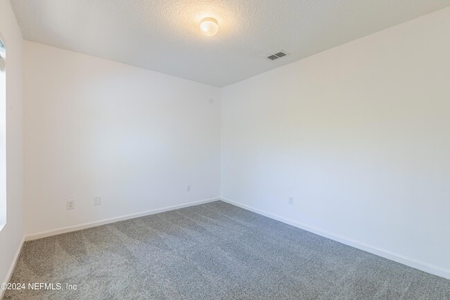 Building Photo - 1630 Vineland Cir