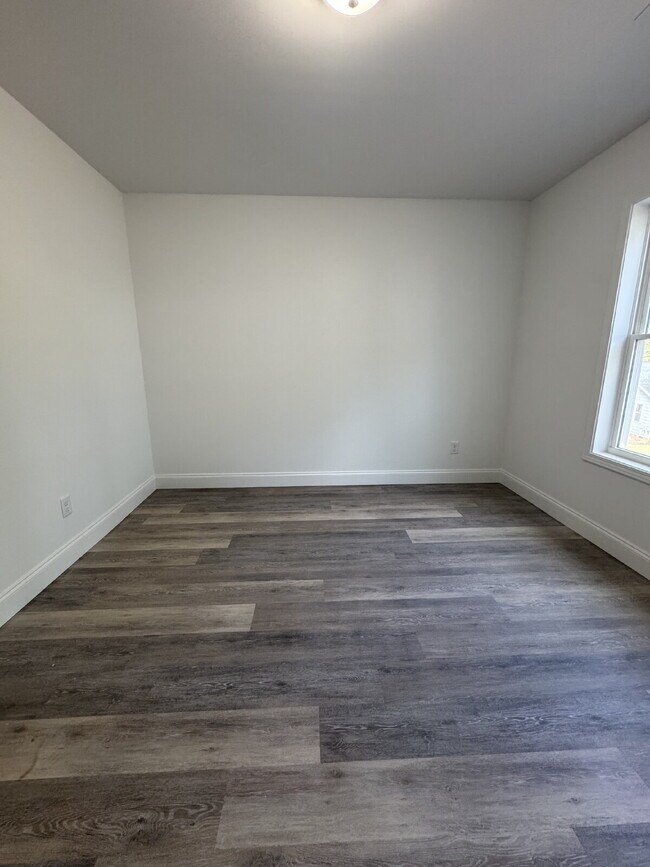 Building Photo - "Charming 3-Bed Haven with Granite Touches in Scenic Mars Hill"