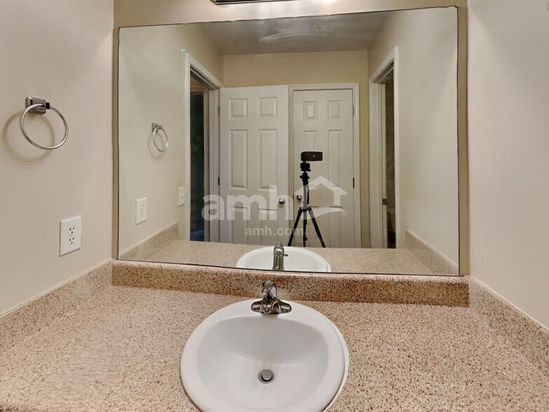 Building Photo - 521 San Dra Way