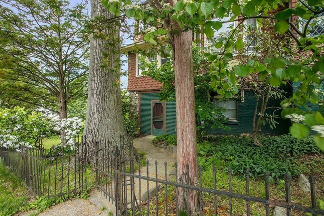 Front entrance - 350 Simpson Pl
