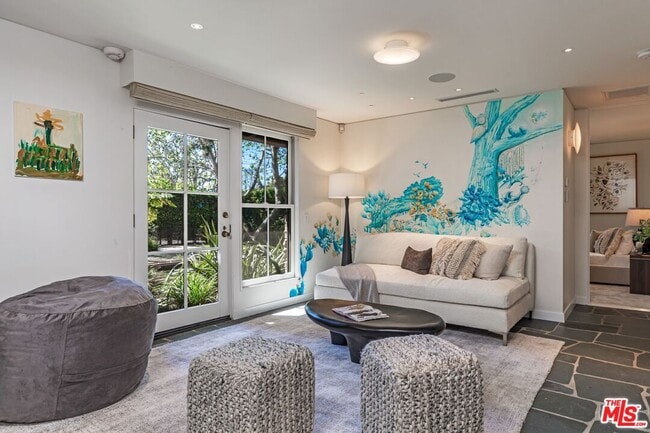 Building Photo - 400 Toyopa Dr