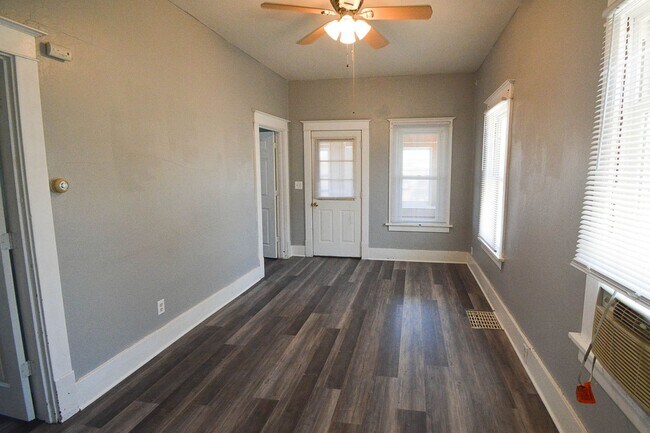 Building Photo - Cute pet friendly home with fenced yard!