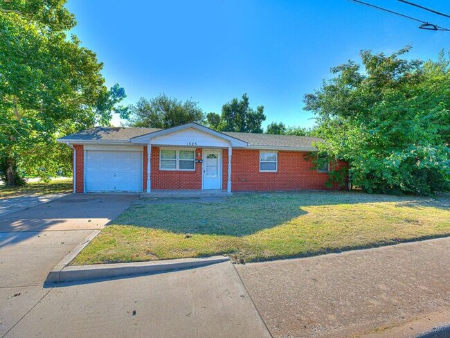 Building Photo - 3 Bed/1.5 Bath House Near Norman North HS