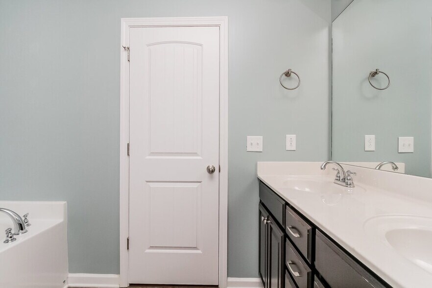 Building Photo - 2426 Salem Glen Xing