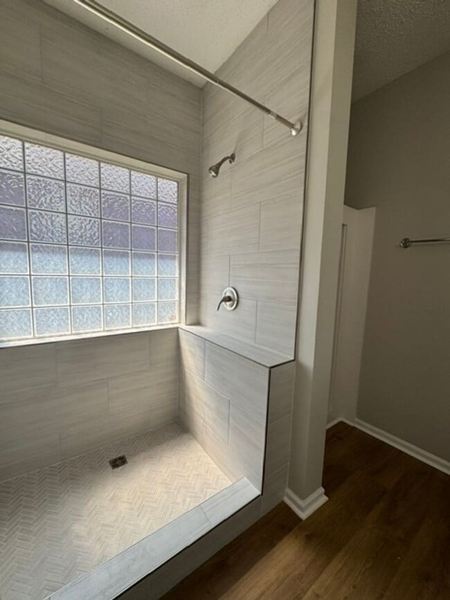 Building Photo - This 1.5  story, all brick, 3 bedroom, 2 bath, Bonus room upstairs & a 2 car garage with great st...