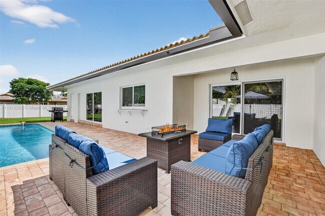 Building Photo - 5660 Golfway Dr