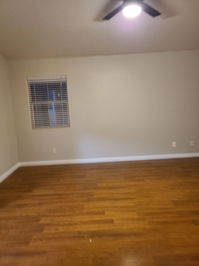 Building Photo - 4 Bedroom, 3 bath, RV parking Separate yard home