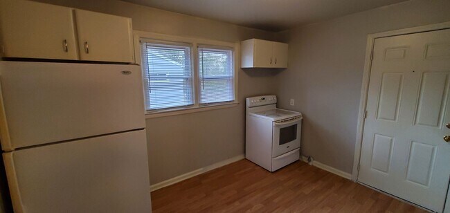 Building Photo - 2 Bedroom 1 Bathroom House!