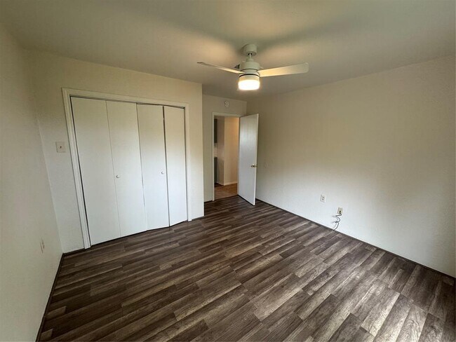Building Photo - 301 Mesa Dr