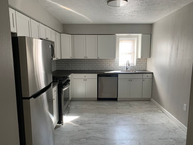 Building Photo - 2 bedroom 1 bath with laundry