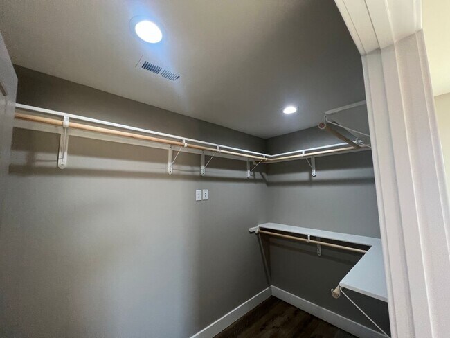 Building Photo - Charming 3 Bedroom house in Summit Pass