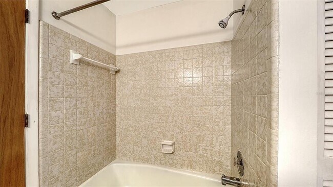 Building Photo - 515 Rousseau Dr