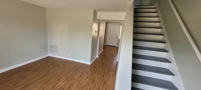 Building Photo - 2BR Duplex