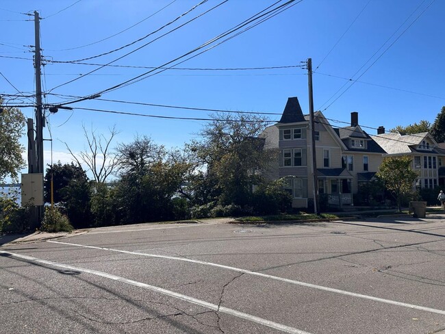 Building Photo - 751 Jenifer St