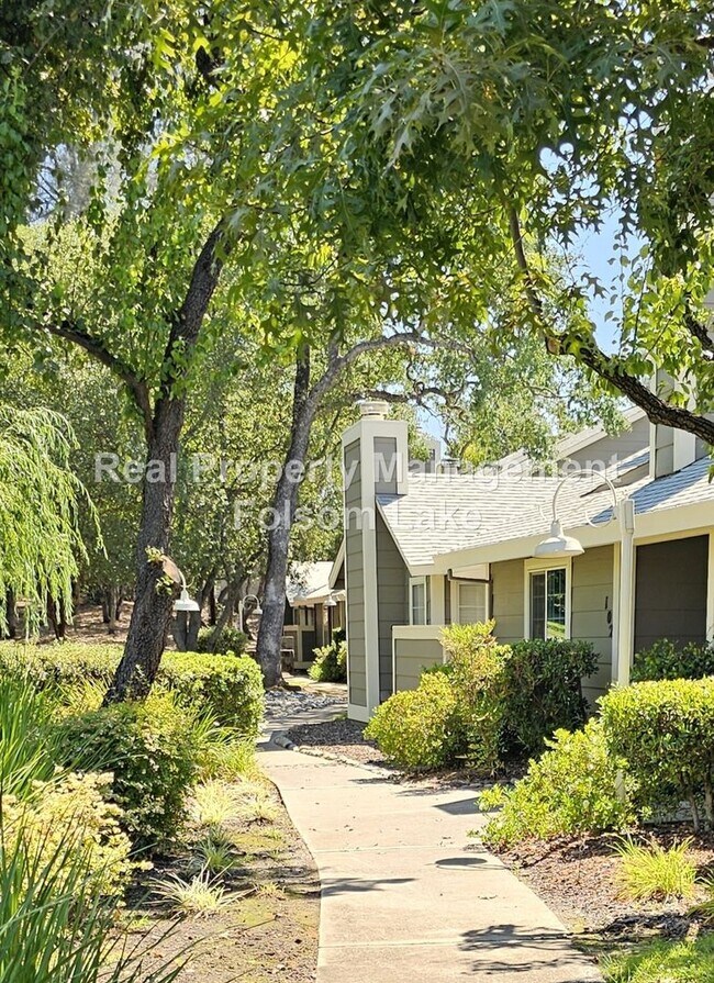 Building Photo - Modern Townhouse Living in Desirable Lakes...