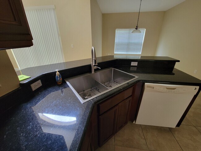 Building Photo - 2819 Roseglen Way
