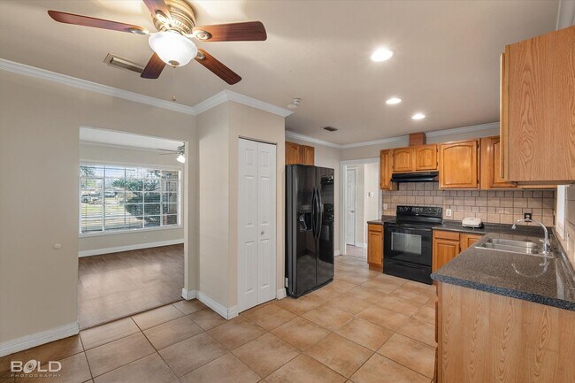 Building Photo - 2726 W Cavett Dr
