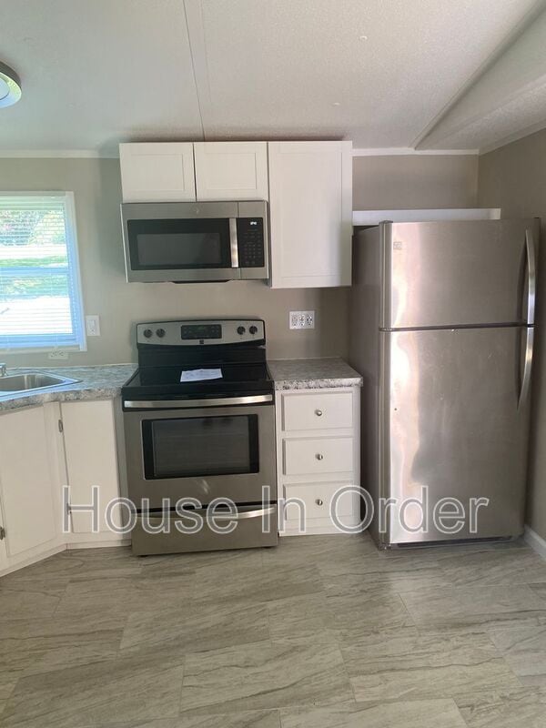 Building Photo - 6 Twin Oaks Dr