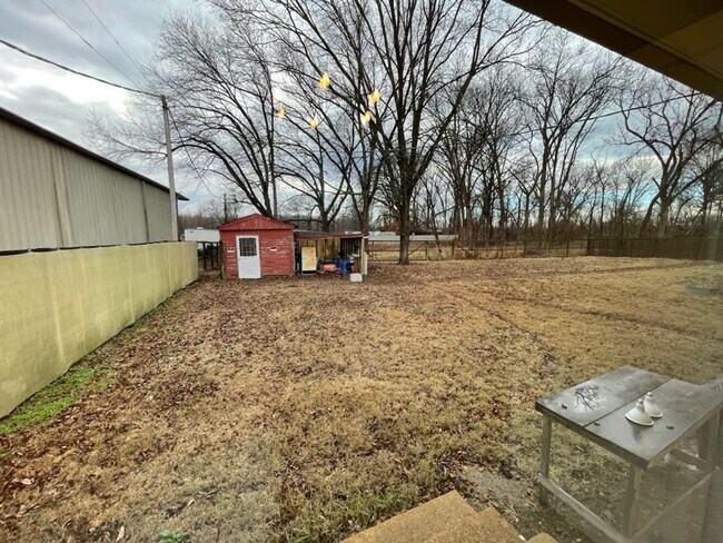 Building Photo - Cute bungalow in the heart of everything! Updated!