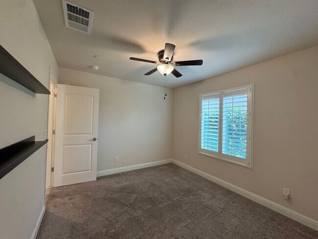 Building Photo - 391 Maclure Ave