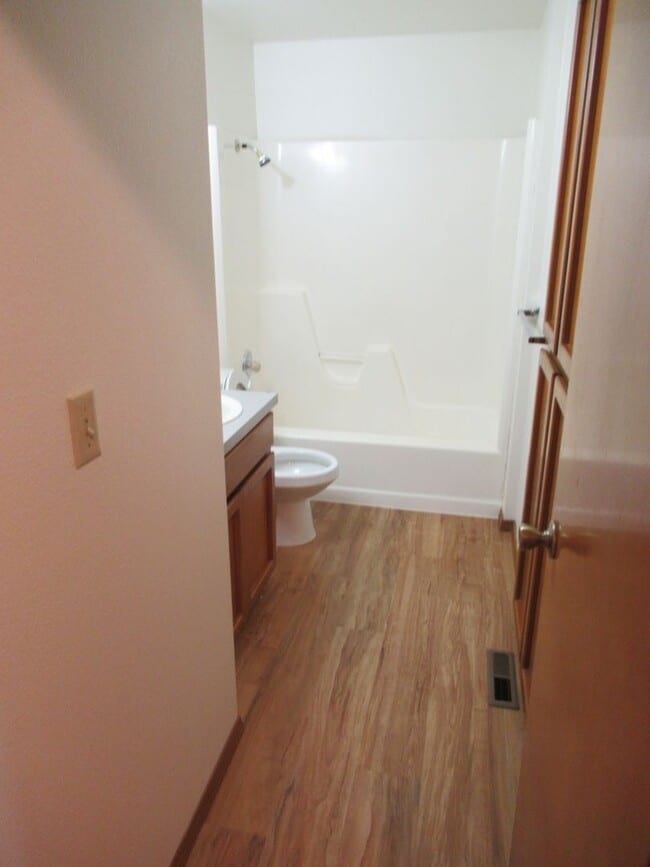 Building Photo - Large Three Bedroom in South Salem!