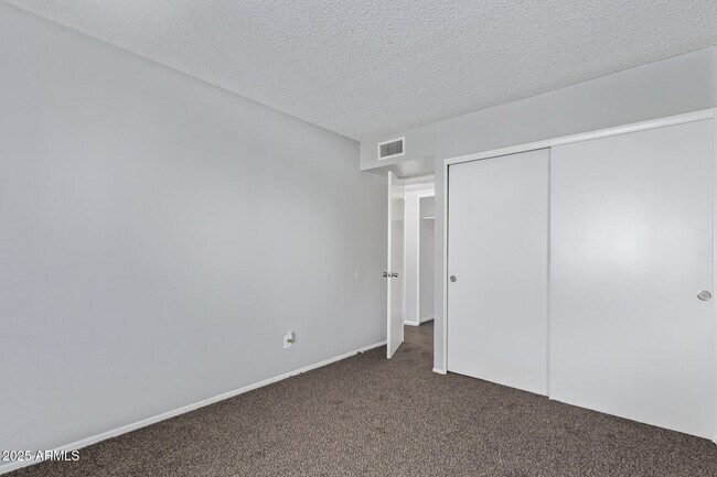 Building Photo - 5871 N 47th Dr
