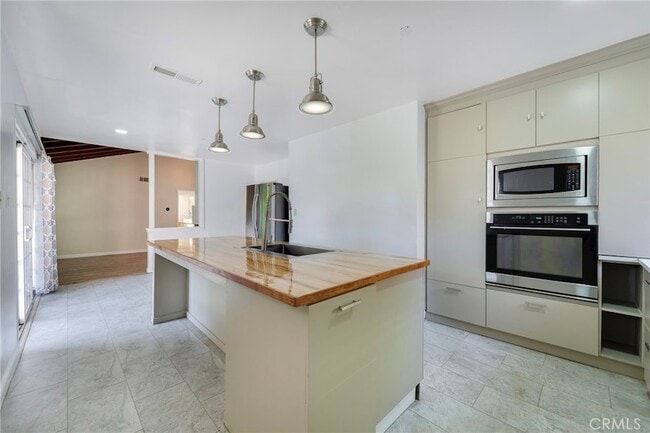 Building Photo - 3202 Belvedere Dr