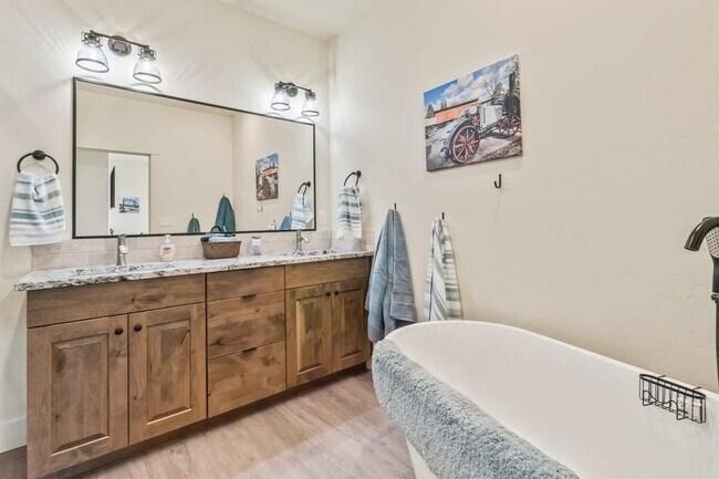 Building Photo - 303 CM Rdg Ln