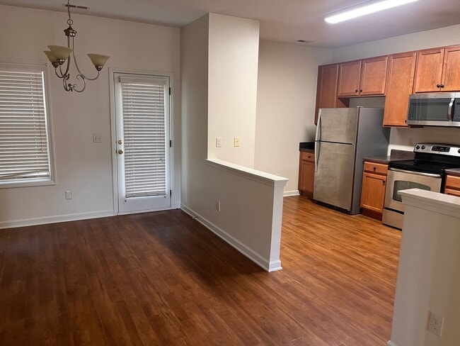 Building Photo - Beautiful 3 bedroom 2.5 baths Townhouse