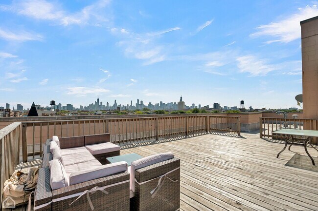 Building Photo - 1843 W North Ave