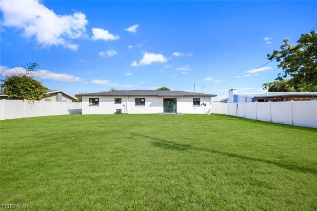 Building Photo - 1389 Pine Ave