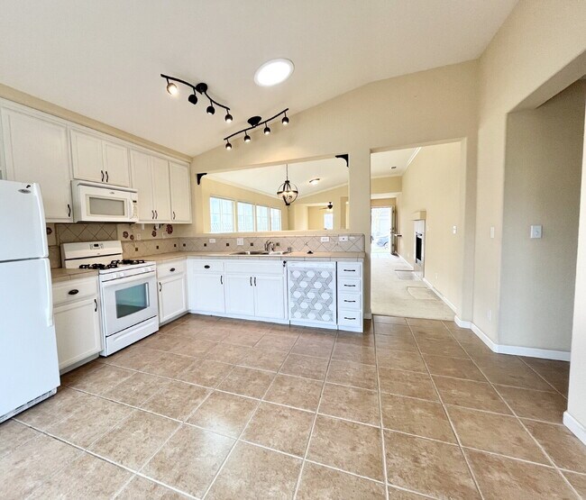Building Photo - North Merced: $2179 3 Bedroom 2 Bathroom p...