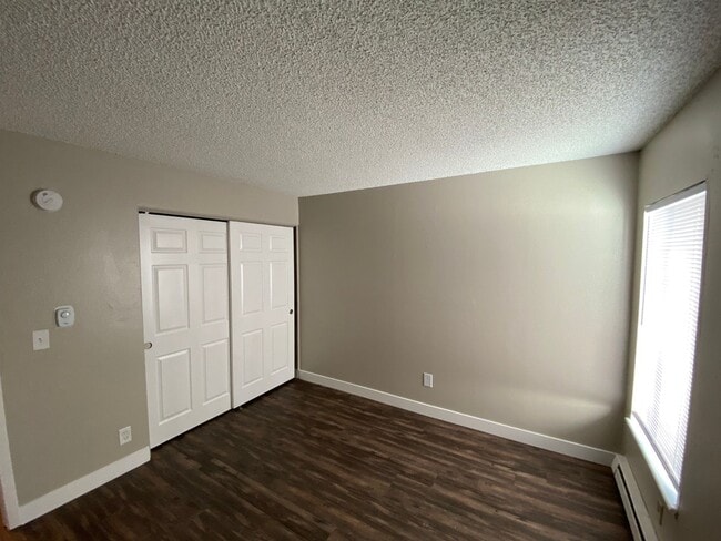 Building Photo - Remodeled 2 Bed 1 Bath Unit Near Children’s Hospital!