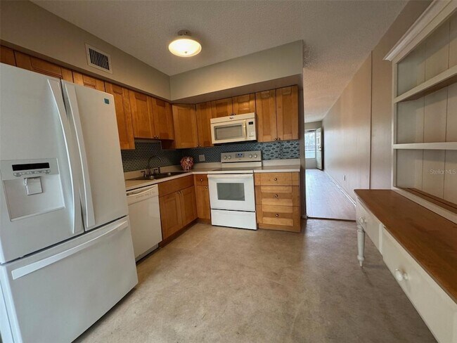 Building Photo - 2385 Tahitian Ln