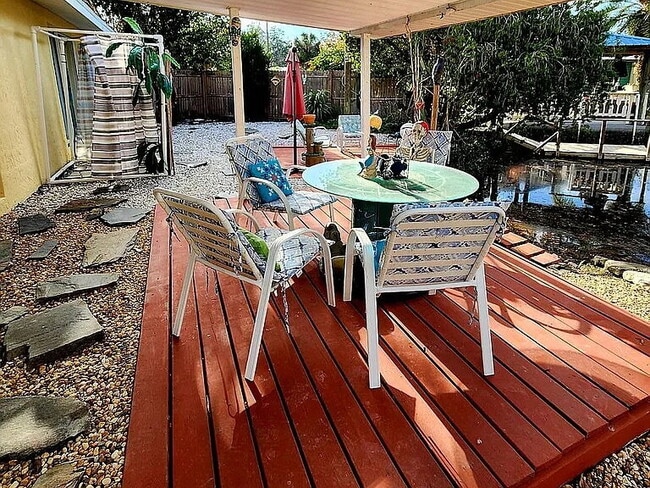 Building Photo - "Charming 4-Bed, 3-Bath Waterfront Home in Weeki Wachee Gardens"