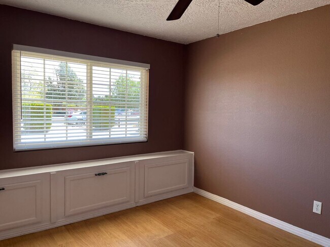 Building Photo - 4-Bedroom Home in Hesperia!