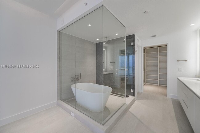 Building Photo - 700 NE 24th St