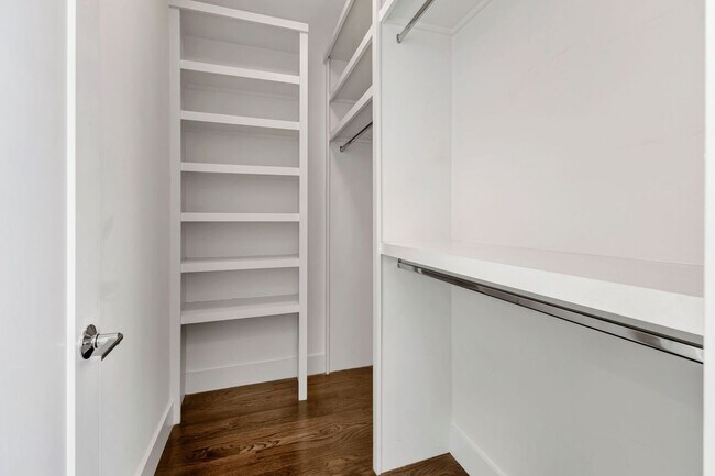Building Photo - Modern living in Salemtown!