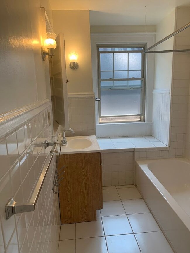 Building Photo - Spacious Two Story duplex on Walnut Street!