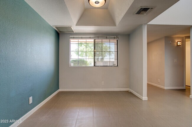 Building Photo - 633 W Southern Ave