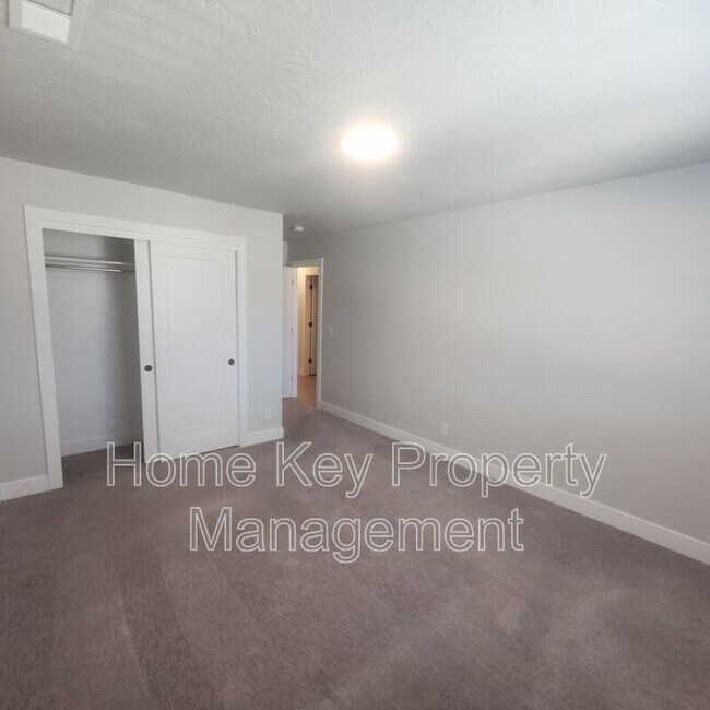 Building Photo - 3954 Razor Dr